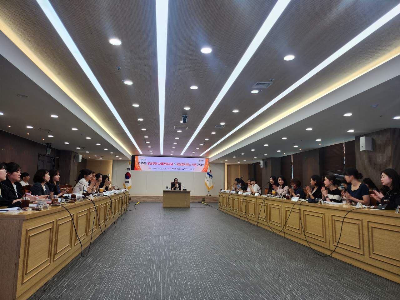 연수구는 지난 18일 구청 대상황실에서 15개 동 행정복지센터 맞춤형복지팀과 10개 공공부문 사례 관리 사업 기관 방문형서비스 사업 기관 관계자 등 50여 명이 참석한 가운데 사례 관리 연계 협력 간담회를 개최했다